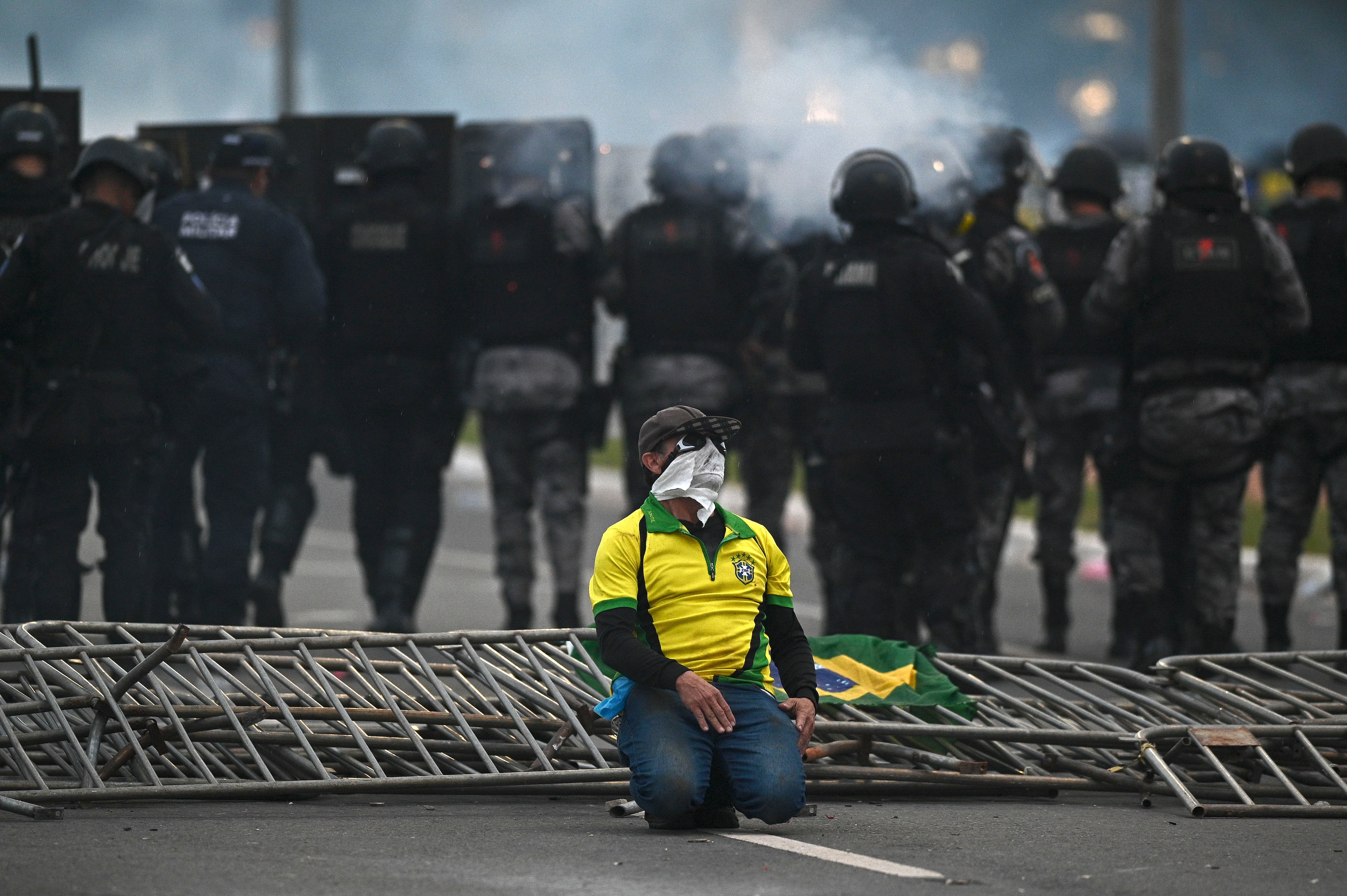 Un manifestante en favor de un golpe de Estado militar frente a policías antidisturbios en el palacio presidencial de Planalto, sede del Gobierno de Brasil