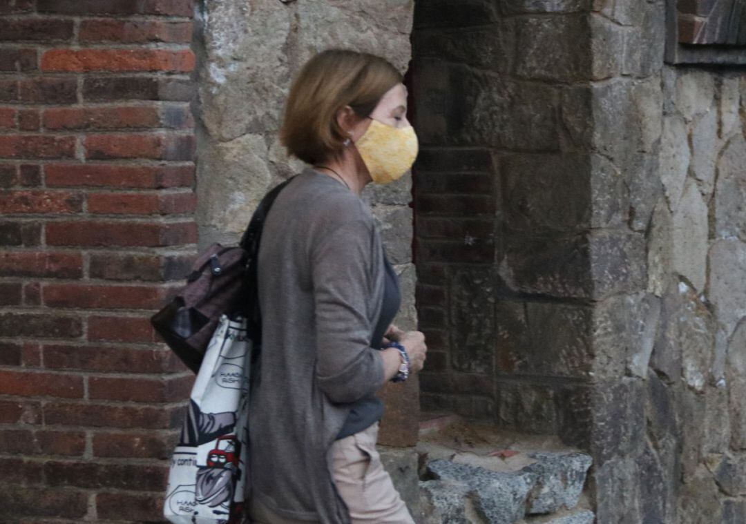 L'expresidenta del Parlament de Catalunya, Carme Forcadell, sortint de la presó de Was-Ras després d'obtenir el tercer grau penitenciari. Imatge del 17 de juliol de 2020