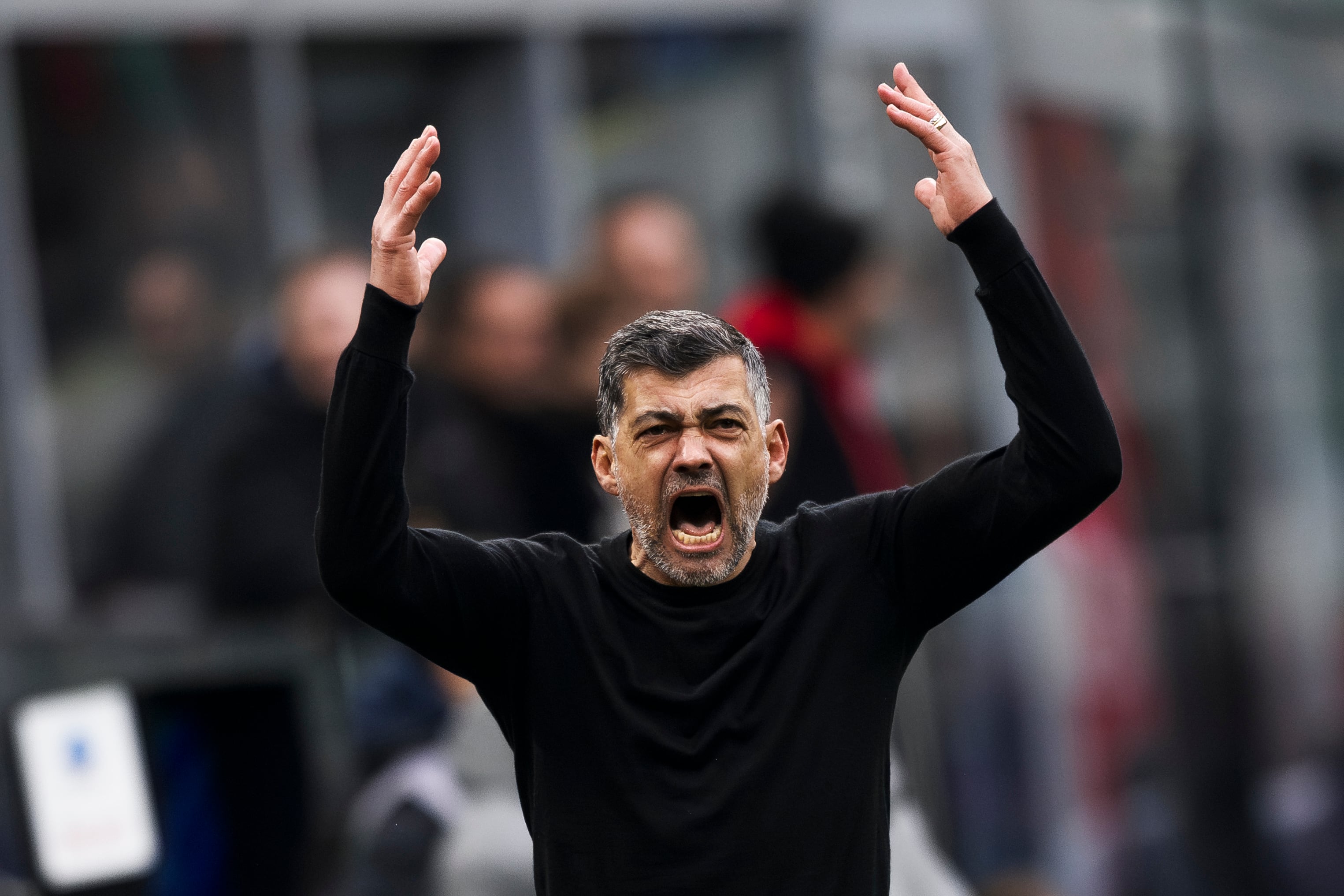 Sergio Conceicao, entrenador del AC Milan, reacciona tras una jugada del partido contra el Parma