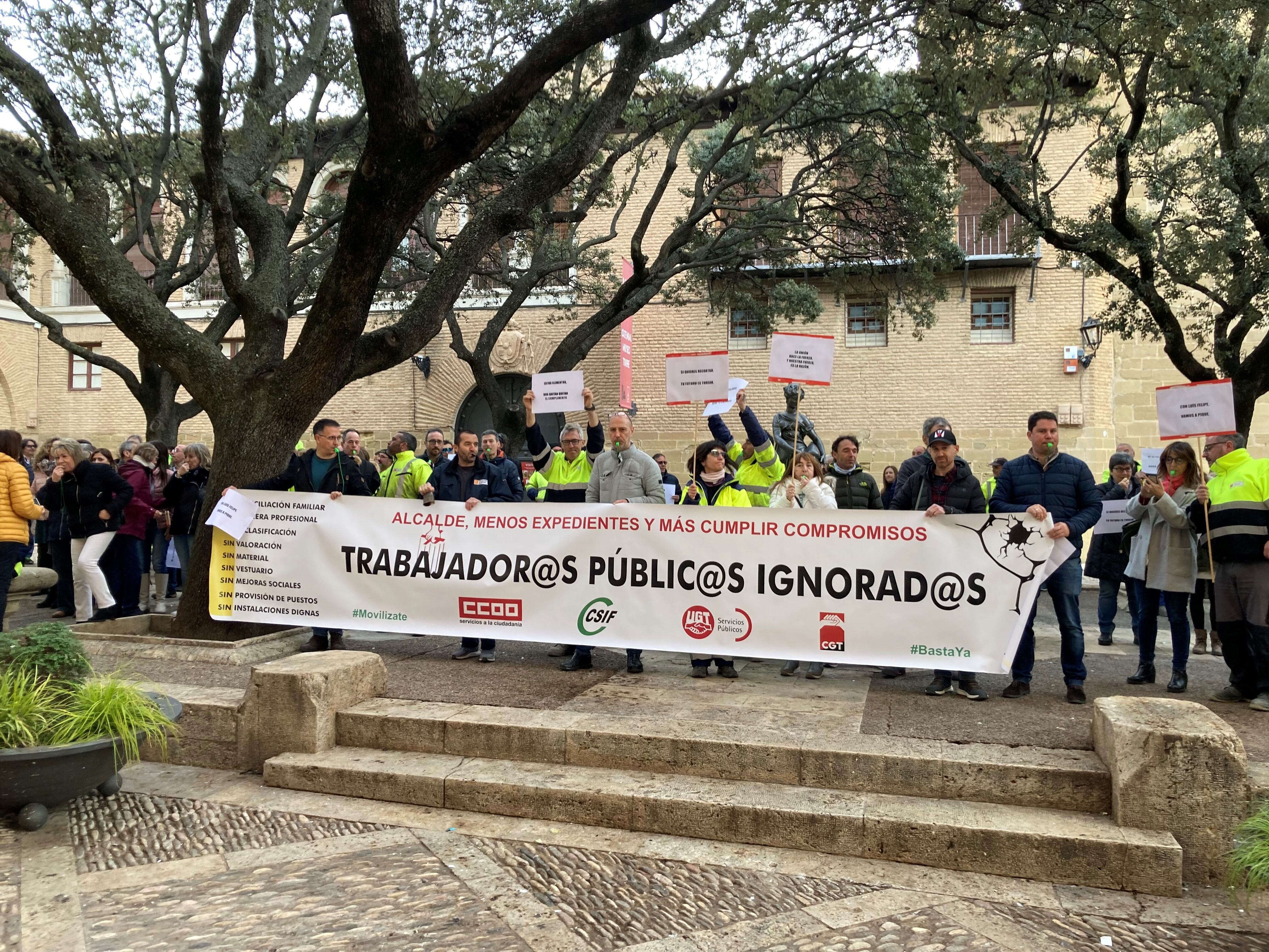 Protesta de los trabajadores municipales ante el Ayuntamiento de Huesca