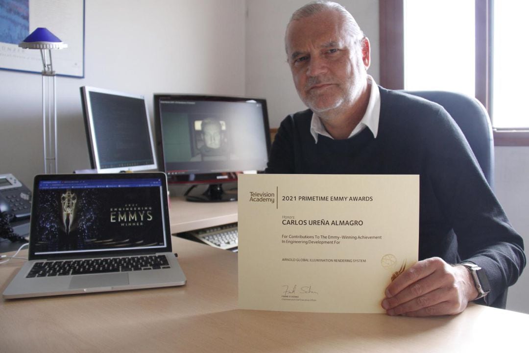 El profesor de la UGR Carlos Ureña Almagro posa en su despacho con el diploma de los Emmy que ha recibido