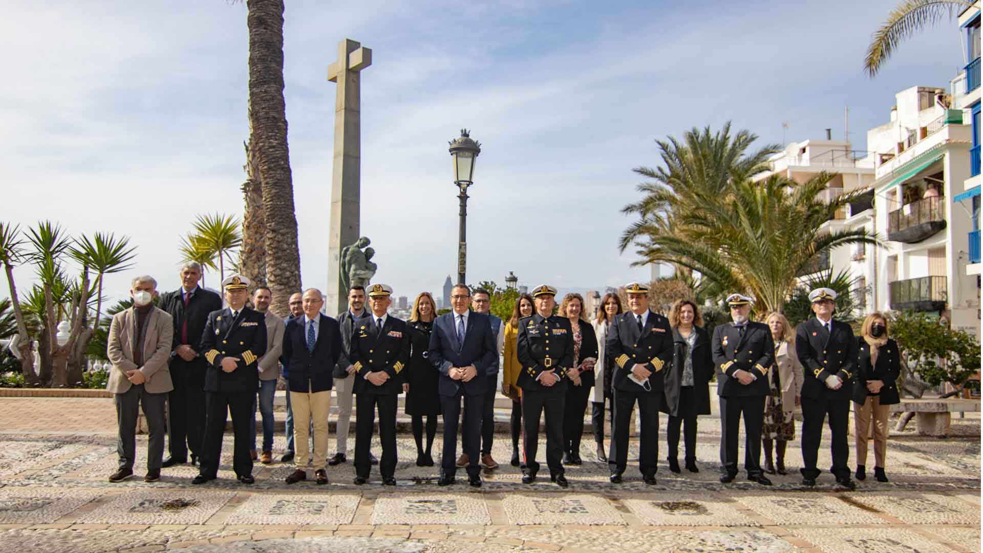 Ofrenda floral en el Monumento de Benidorm a los Caídos en el Mar