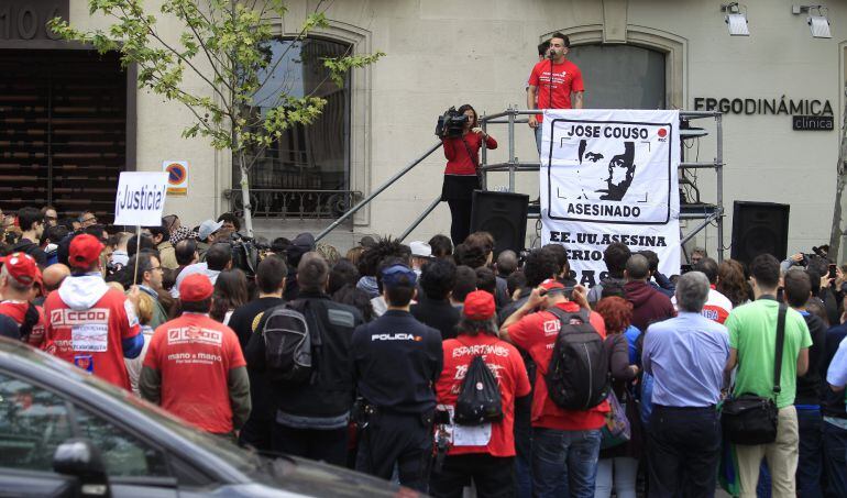 El hermano de Jose Couso, David, se dirige a los familiares, amigos y compañeros del operador de cámara de Telecinco José Couso, fallecido el 8 de abril de 2003 en el ataque de Estados Unidos contra el hotel Palestina de Bagdad (Irak)