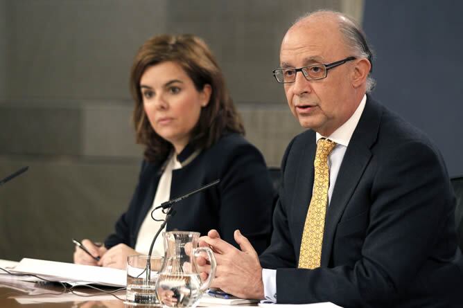 La vicepresidenta del Gobierno, Soraya Sáenz de Santamaría, y el ministro de Hacienda, Cristóbal Montoro, durante la rueda de prensa tras la reunión del Consejo de Ministros