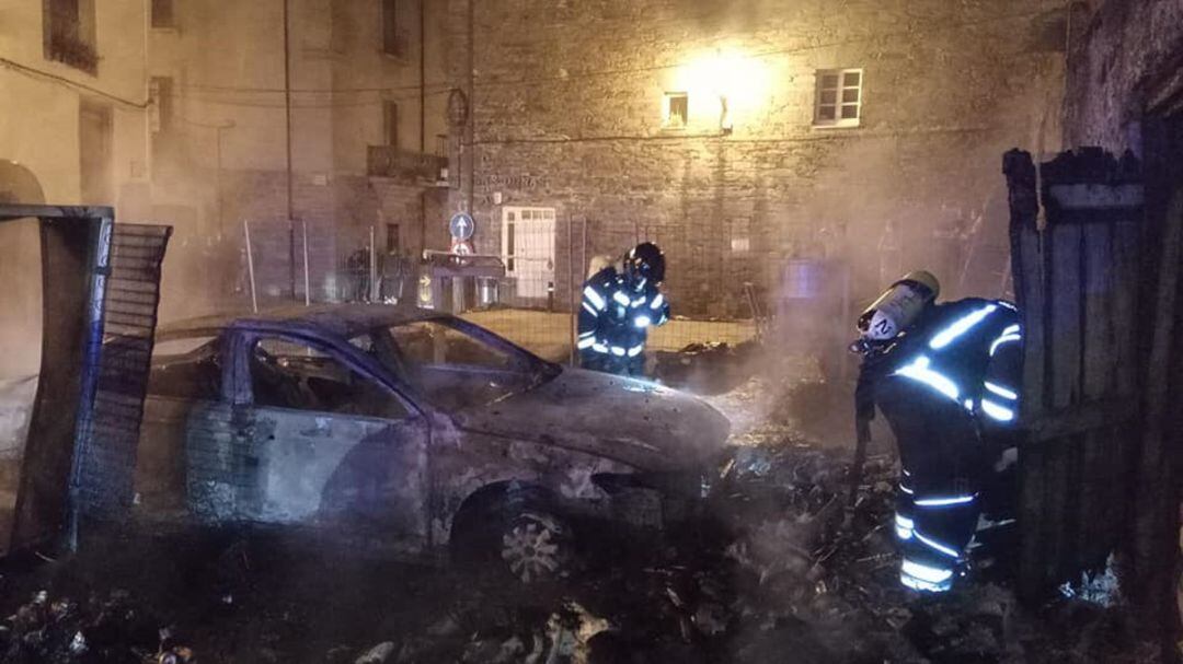 Bomberos extinguiendo el fuego en Villafranca del Bierzo 