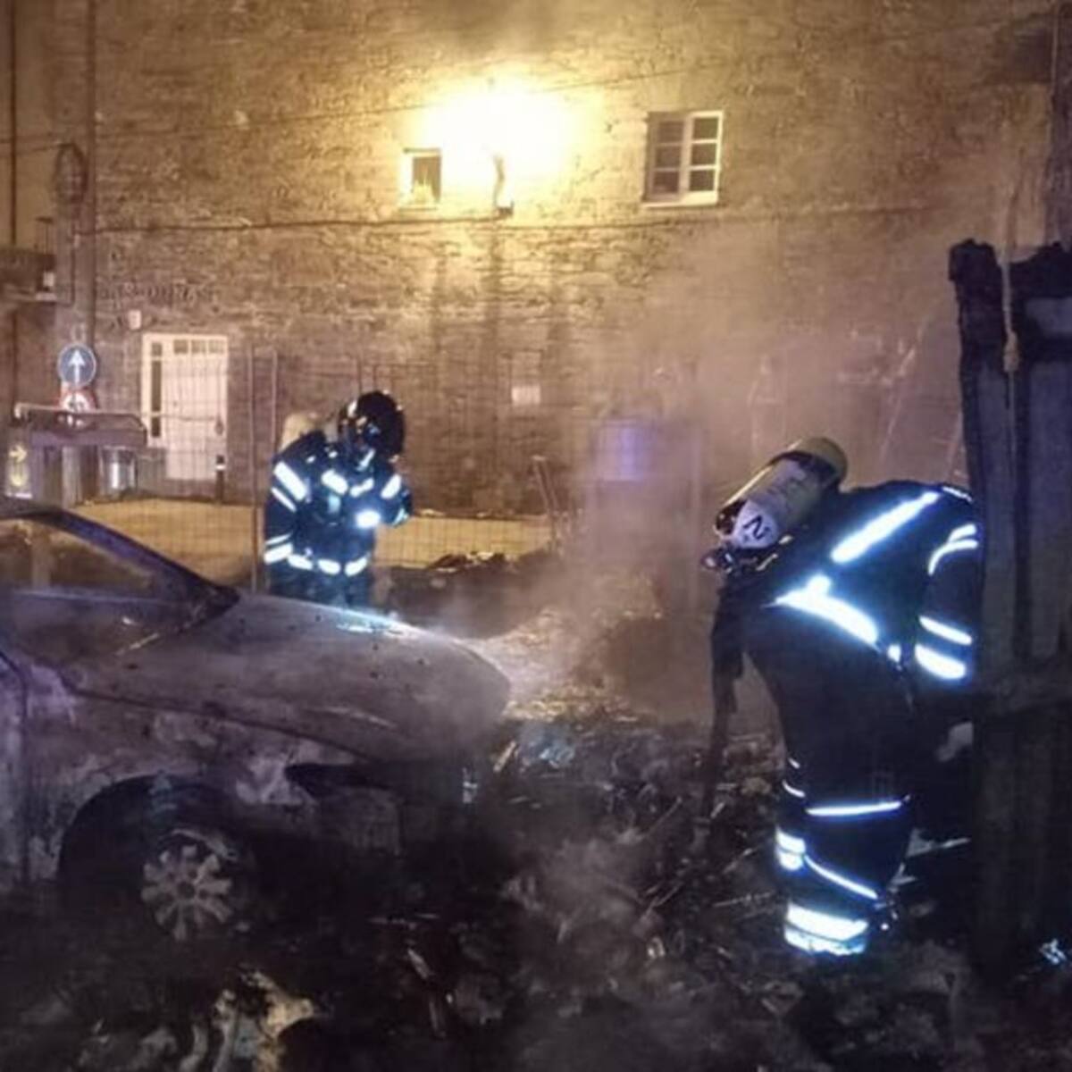 Un coche, calcinado en Villafranca tras extenderse las llamas de un contenedor