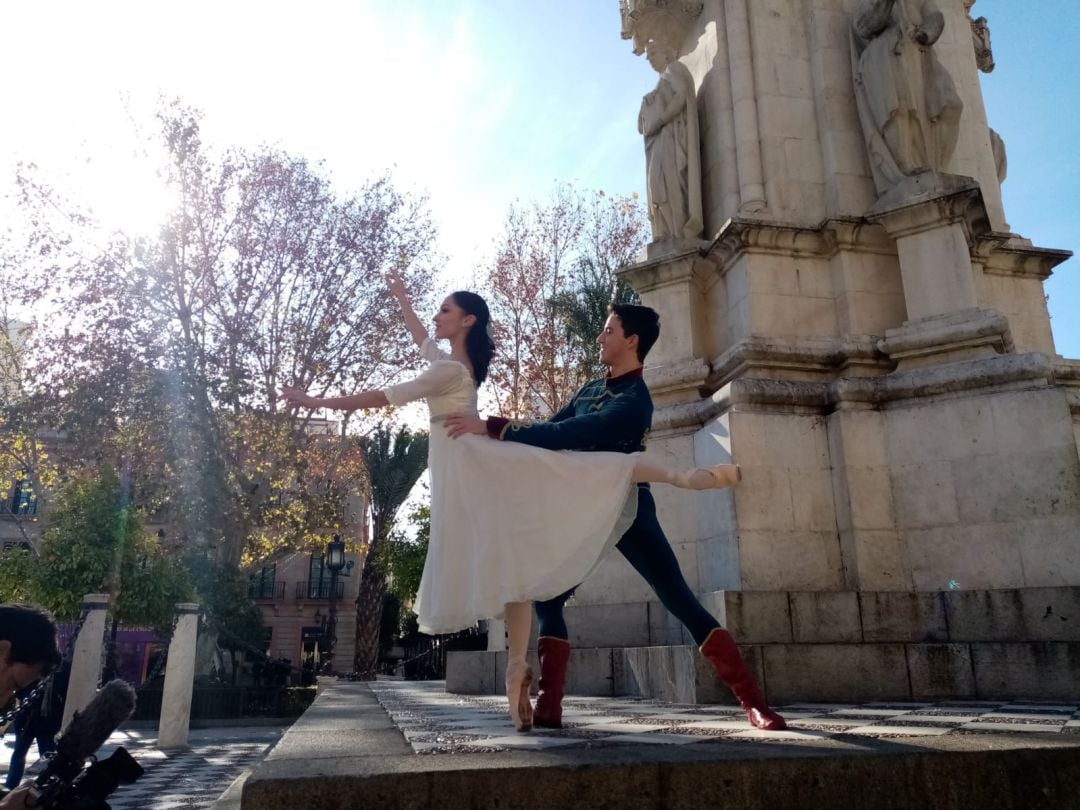 Los bailarines principales de &#039;El Cascanueces&#039;, en una pose bajo el monumento ecuestre del Rey San Fernando en la Plaza Nueva