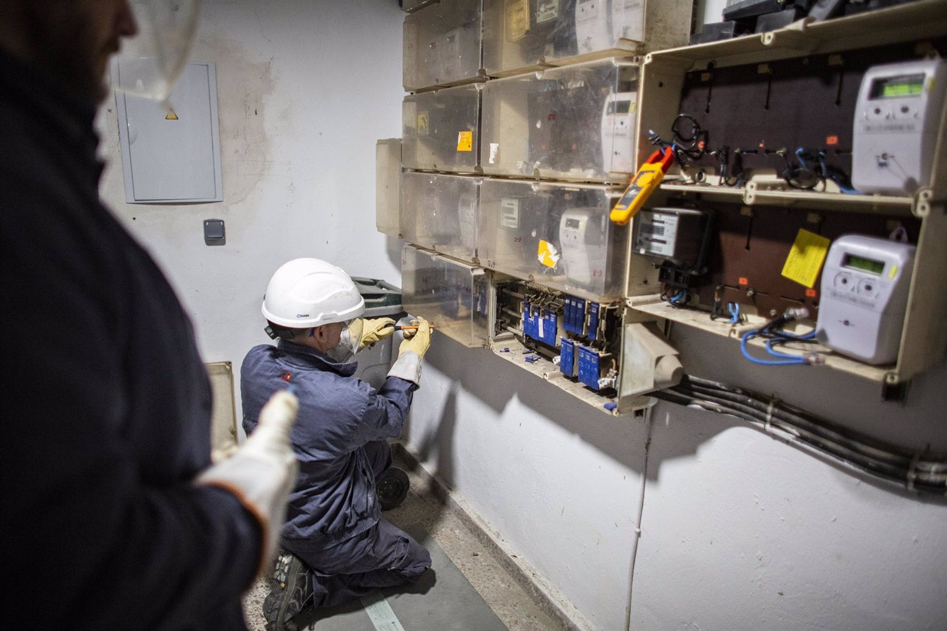 Un operario de Endesa trabaja en unos contadores