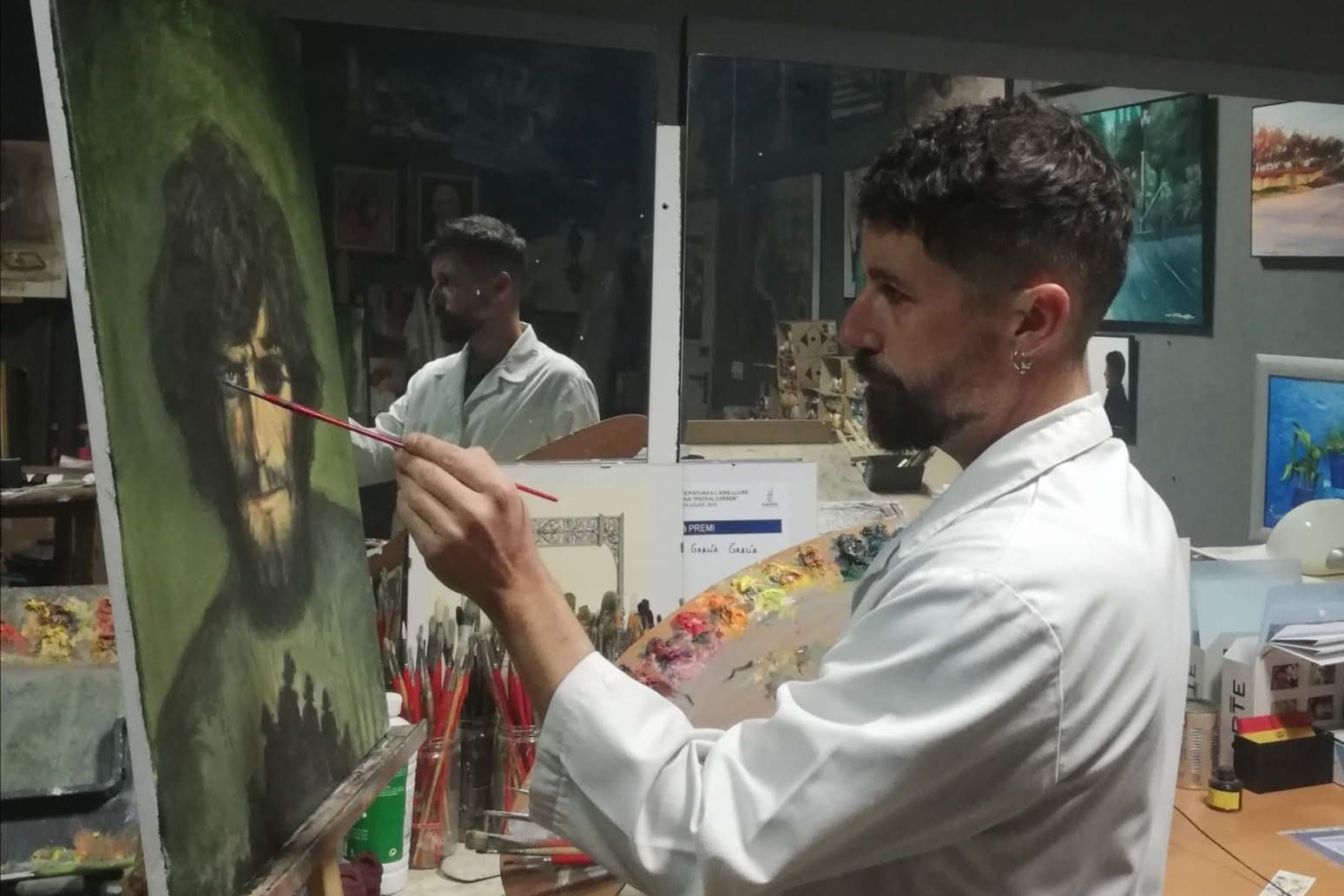 El ilustrador Sergio García durante el proceso de pintar la portada del cómic &#039;Orellana en el río de las amazonas&#039;.