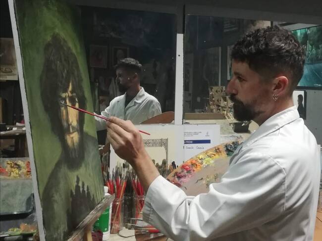 El ilustrador Sergio García durante el proceso de pintar la portada del cómic 'Orellana en el río de las amazonas'.