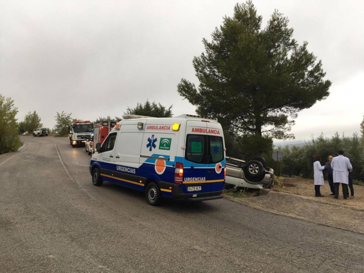 Accidente de tráfico sin consecuencias en Cazorla por salida de vía con vuelco