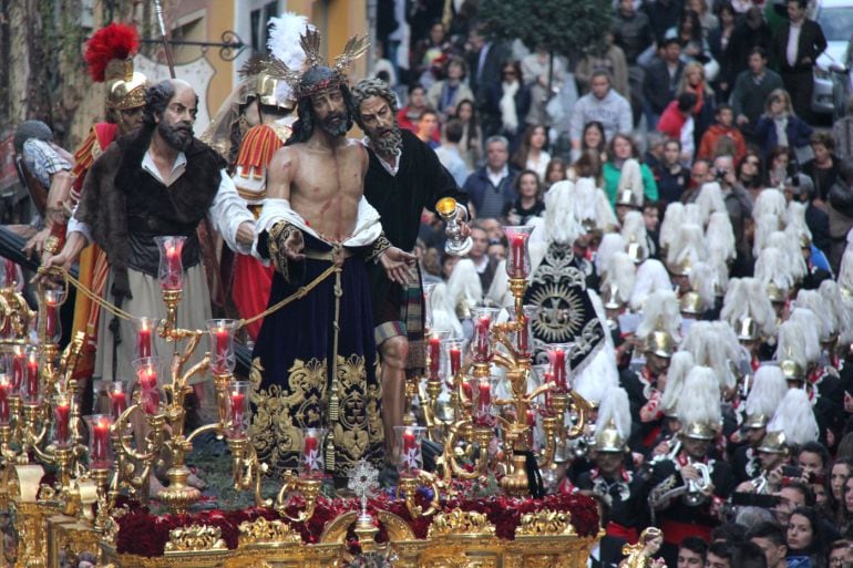 Paso de Jesús Despojado a la altura de la calle San Antón