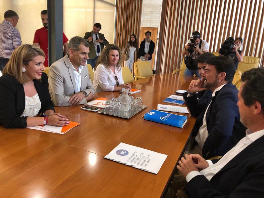 Imagen de la primera reunión este lunes entre ambas formaciones que servía de toma de contacto para fijar unos principios básicos
