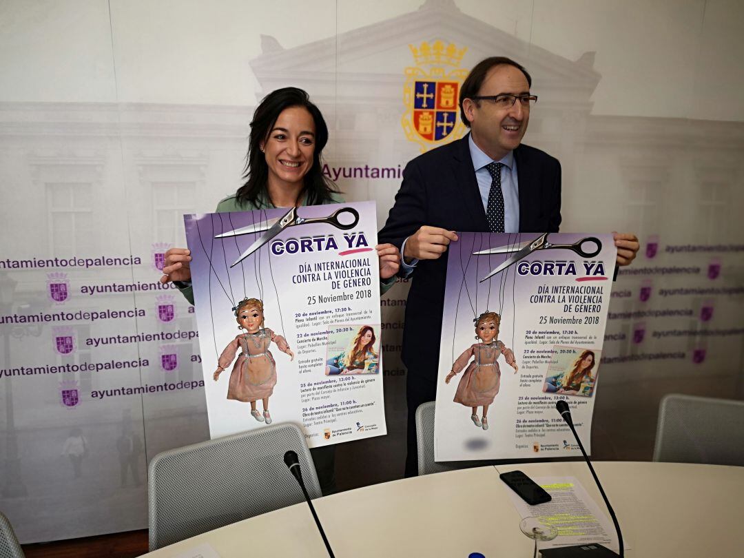Presentación de los actos por la concejala de la Mujer y el Alcalde de Palencia