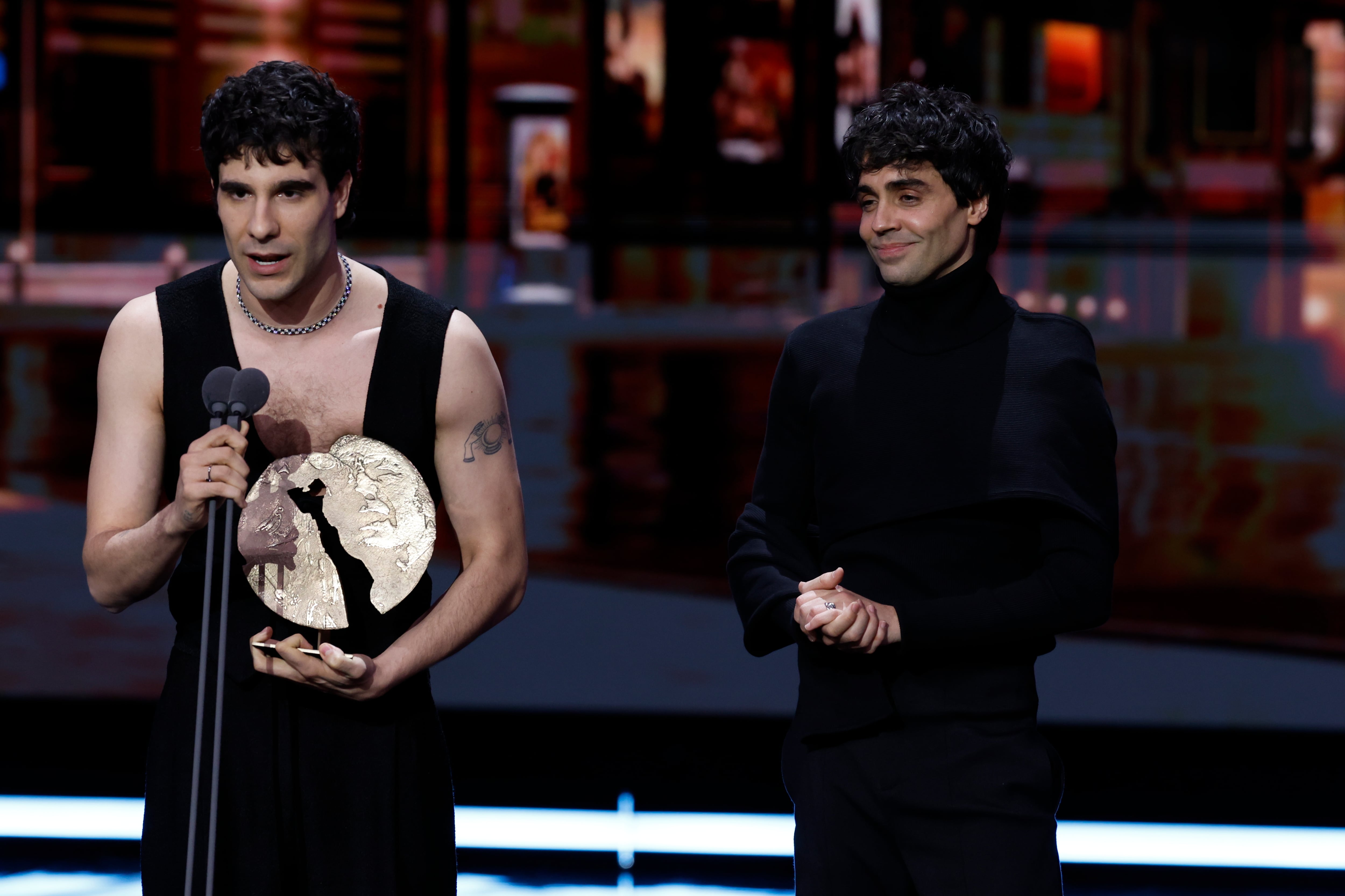 MADRID, 16/12/2023.- Los realizadores Javier Ambrossi (d) y Javier Calvo tras recibir el premio a ´Mejor serie´ por su trabajo ´La Mesias´ durante la gala de entrega de los Premios Forqué 2023 que se celebra hoy Sábado en el Palacio de IFEMA, en Madrid. EFE/Juanjo Guillén
