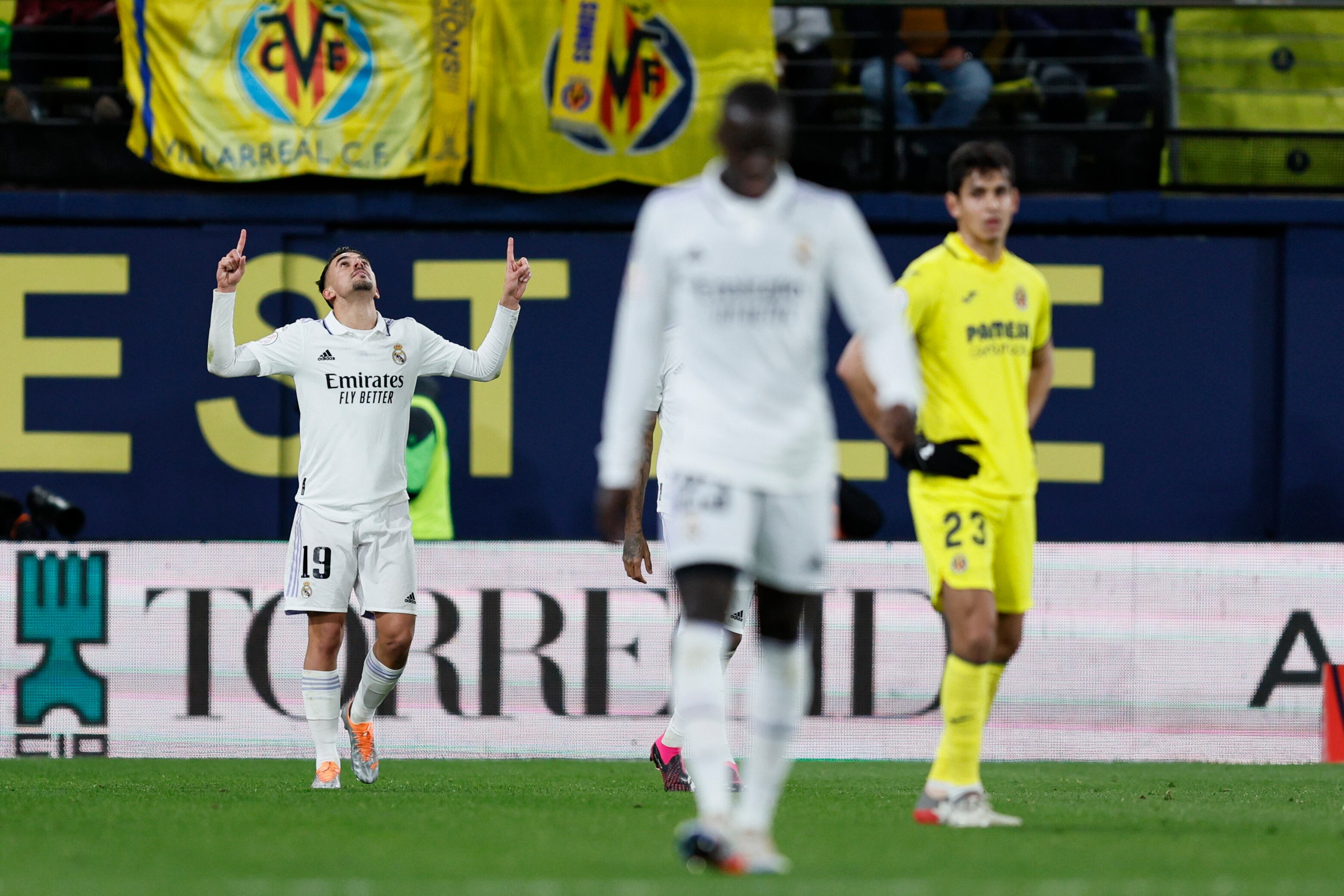 VILA-REAL, 19/01/2023.- El centrocampista del Real Madrid Daniel Ceballos (i) celebra un gol durante el partido de octavos de final de la Copa del Rey entre el Villarreal CF y el Real Madrid, este jueves en el estadio de La Cerámica, en Vila-real. EFE/ Biel Alino