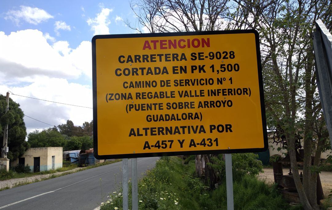 Este cartel avisa de las obras que se acometen en el puente sobre el arroyo Guadalora