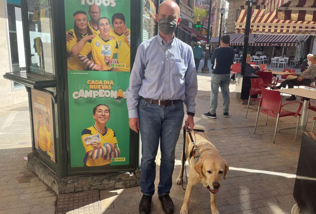 Paco Clemente junto a su perro guía, Hamlet