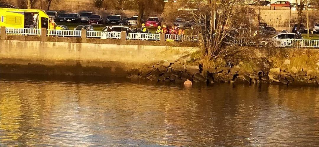 Un hombre se tira al agua para evitar ser detenido por la Policía