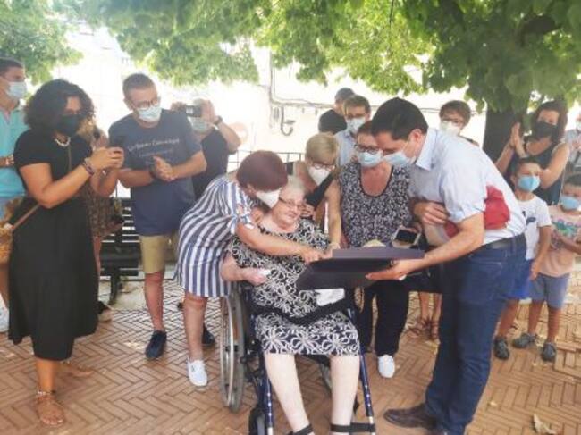 El alcalde Toni Francés entregándole la placa conmemorativa a la homenajeada