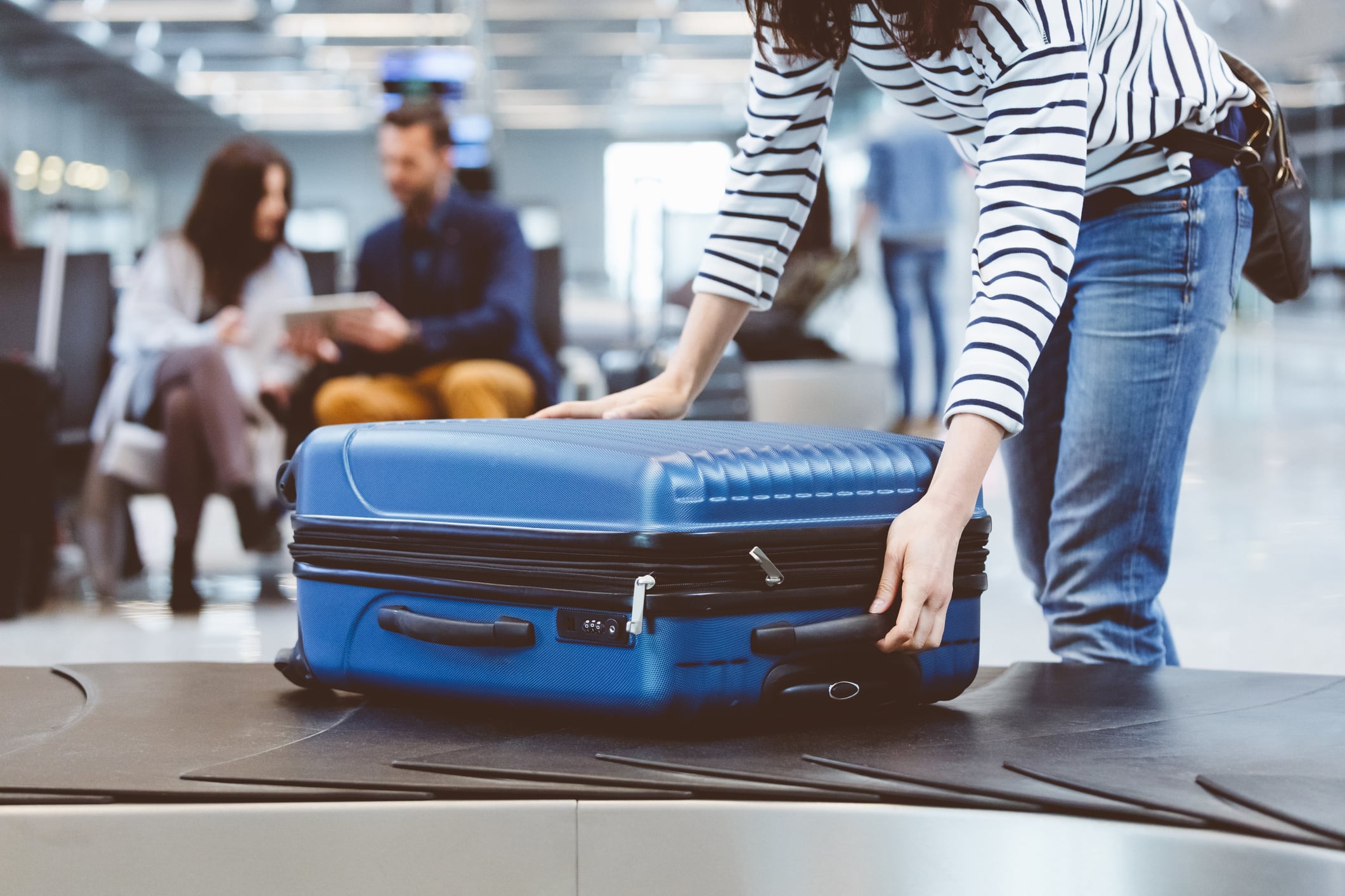 Una pasajera pasa un control en el aeropuerto.