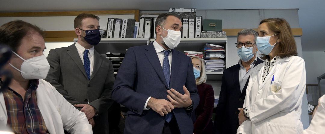 Julio García Comesaña, en el centro de salud de Os Mallos