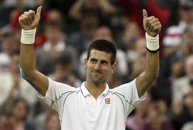 El tenista serbio Novak Djokovic celebra su victoria en el partido de octavos de final del torneo de Wimbledon