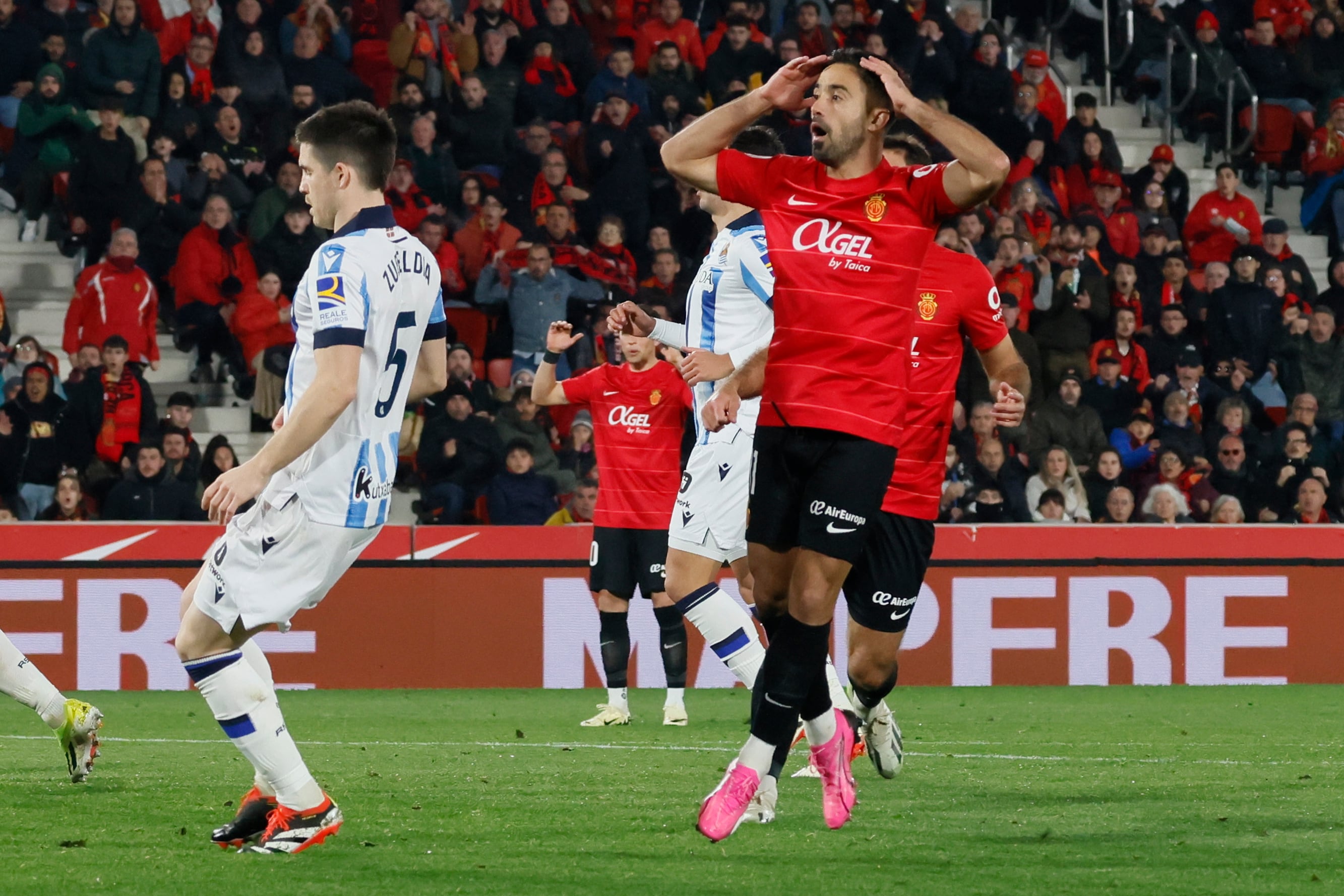 PALMA DE MALLORCA, 06/02/2024.-  El defensa del Mallorca Jaume Costa (d) se lamenta durante el partido entre el Mallorca y la Real Sociedad, de ida de semifinales de la Copa del Rey de fútbol que se disputa este martes en el estadio de Son Moix. EFE/CATI CLADERA
