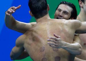 Michael Phelps celebrando la medalla de oro