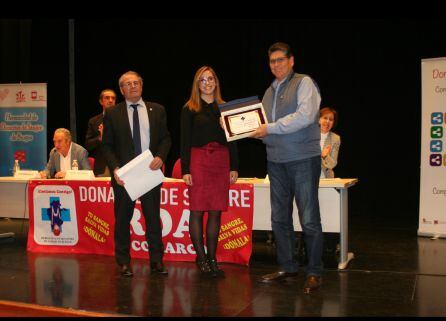 Teodoro Cabornero recibe su placa como reconocimiento a sus más de 100 donaciones a lo largo de su vida.