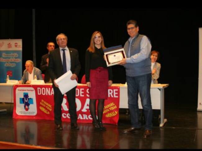 Teodoro Cabornero recibe su placa como reconocimiento a sus más de 100 donaciones a lo largo de su vida.