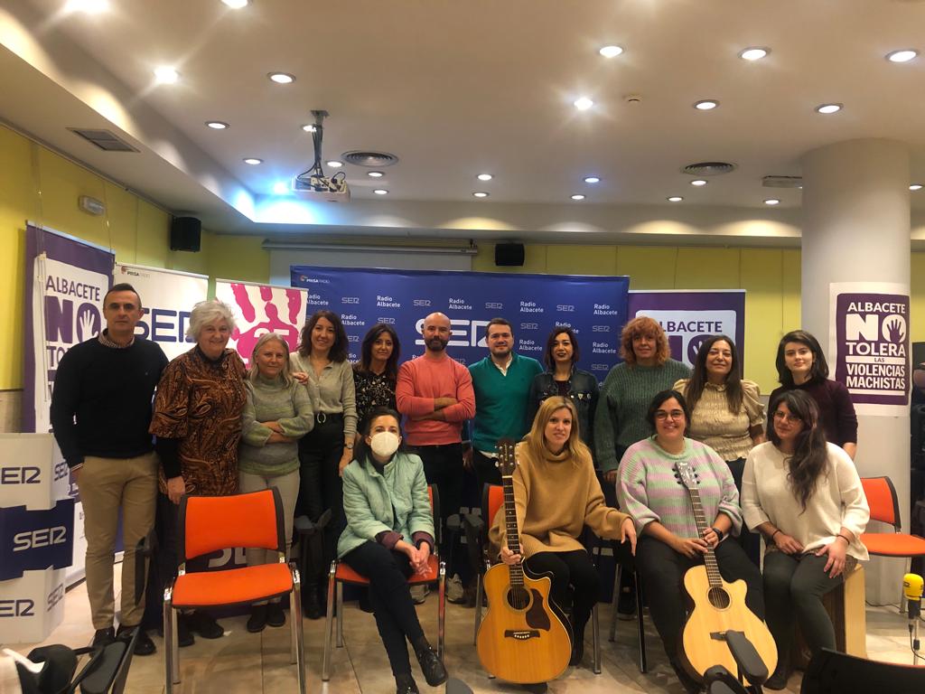 El equipo de Hoy por Hoy Albacete junto a los colaboradores en el programa especial del Día Internacional de la Eliminación de la Violencia contra la Mujer