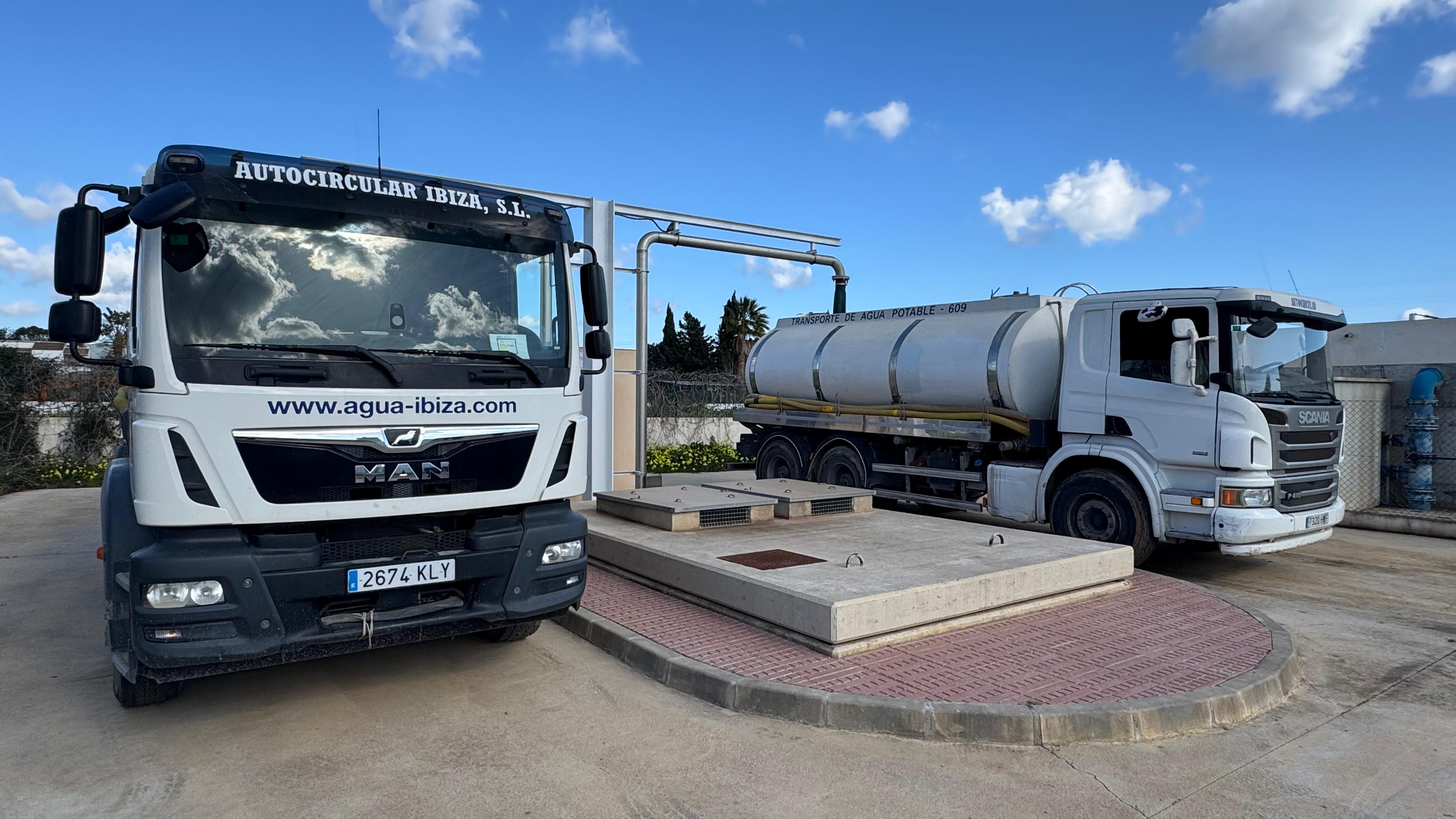 Camiones cuba cargando en uno de los dispensadores