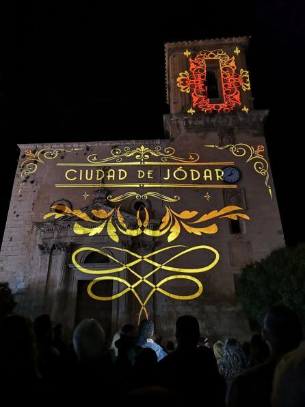 Momento de la proyección del video-Mapping sobra la fachada de la iglesia de la Asunción