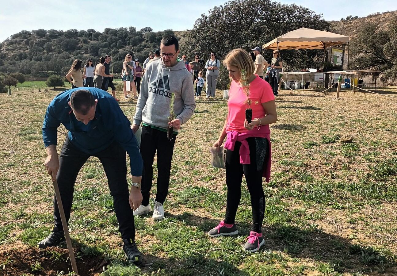 Un momento de la plantación realizada en Binéfar