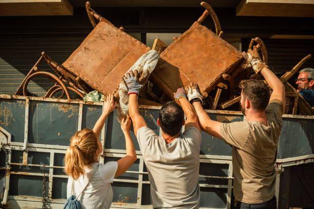 Vecinos y voluntarios de Chiva ayudando a limpia las calles en una imagen de Archivo