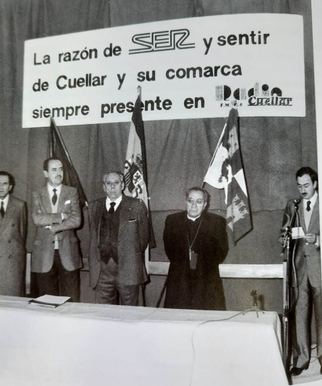 A la derecha, Felipe Suárez, alcalde de Cuéllar entre 1983 y 1991 duratne la inauguración de los estudios de Radio Cuéllar