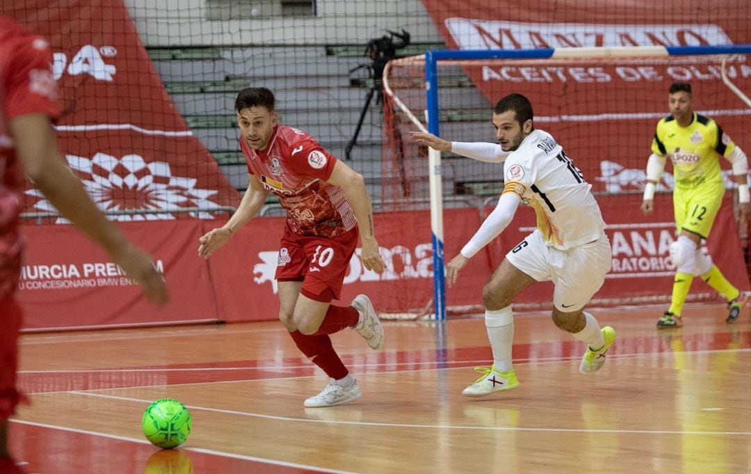 Pol Pacheco corre hacia el balón