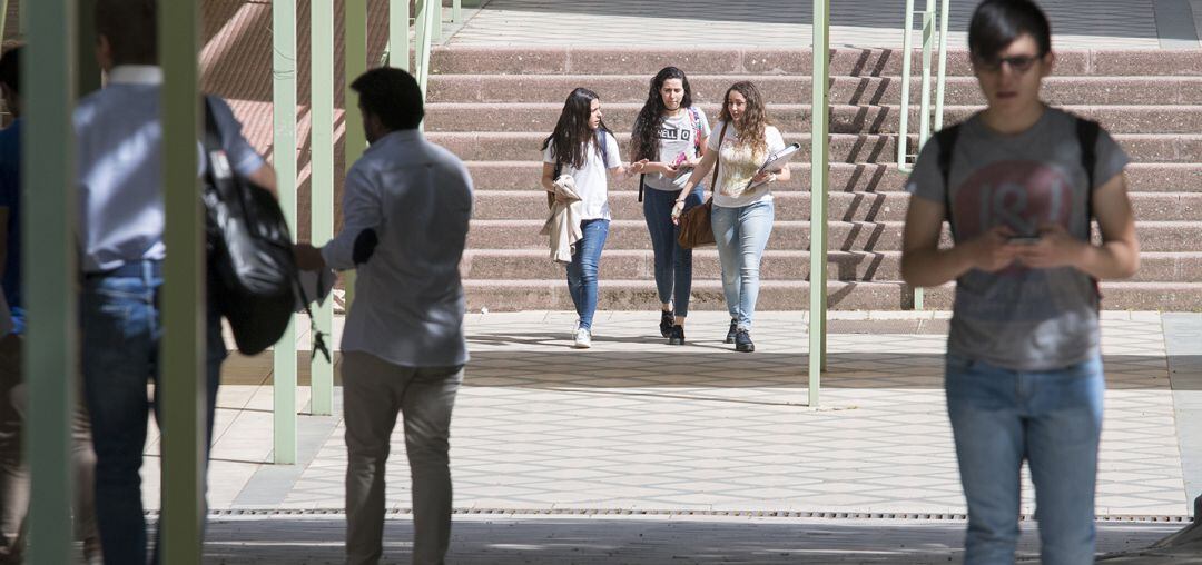 Estudiantes en el campus de la Universidad de Jaén.
