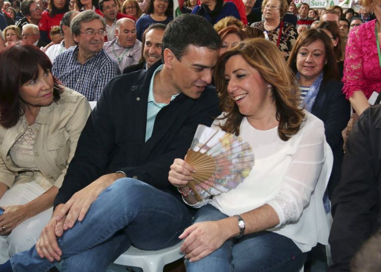 El secretario general del PSOE, Pedro Sánchez, junto a la secretaria general del PSOE-A y candidata socialista a la presidencia de la Junta de Andalucía, Susana Díaz, durante un acto de campaña