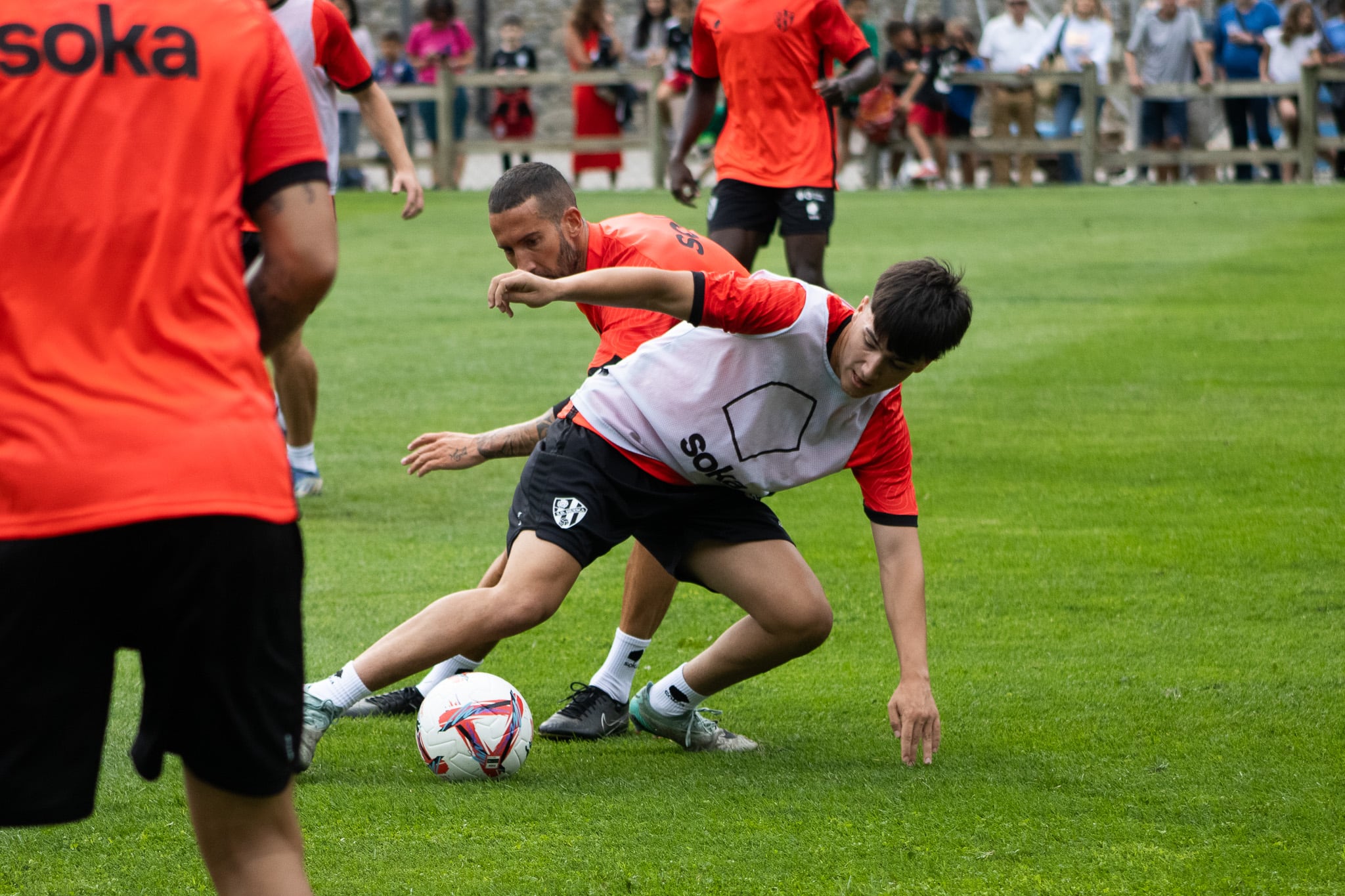 Óscar Sielva durante una acción defensiva en un entrenamiento en Benasque de la SD Huesca