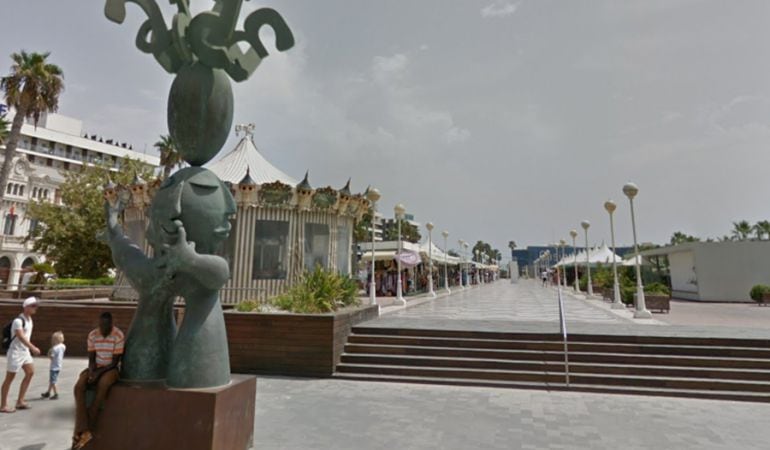 A la izquierda de la imagen, el tiovivo donde deberá ir la oficina de turismo