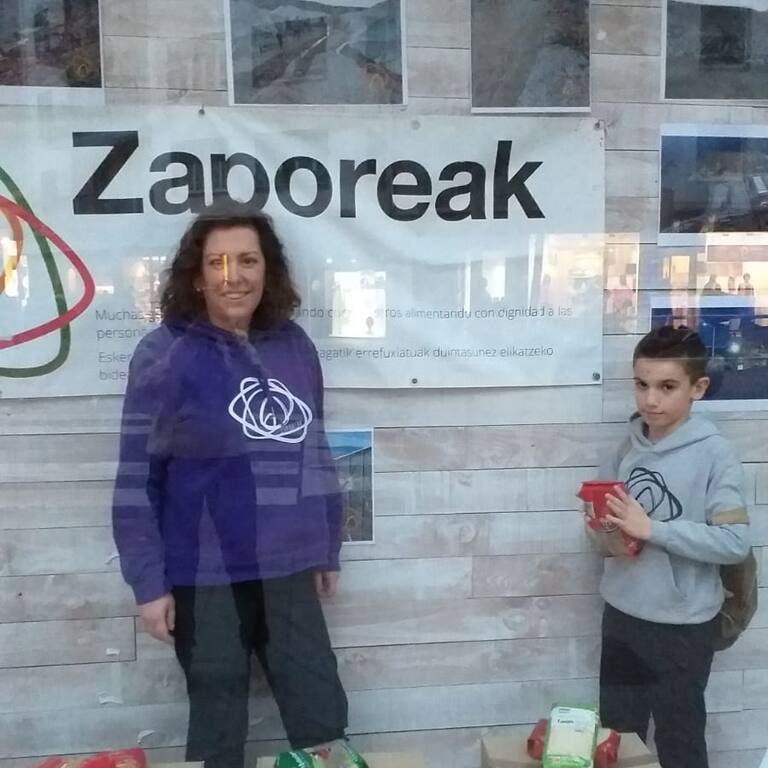 Mireia Alonso en el escaparate de un local de Zaporeak en una anterior recogida de alimentos en Eibar