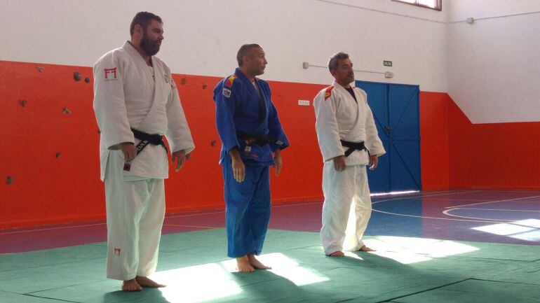 Varios judokas presentes antes de una exhibición.