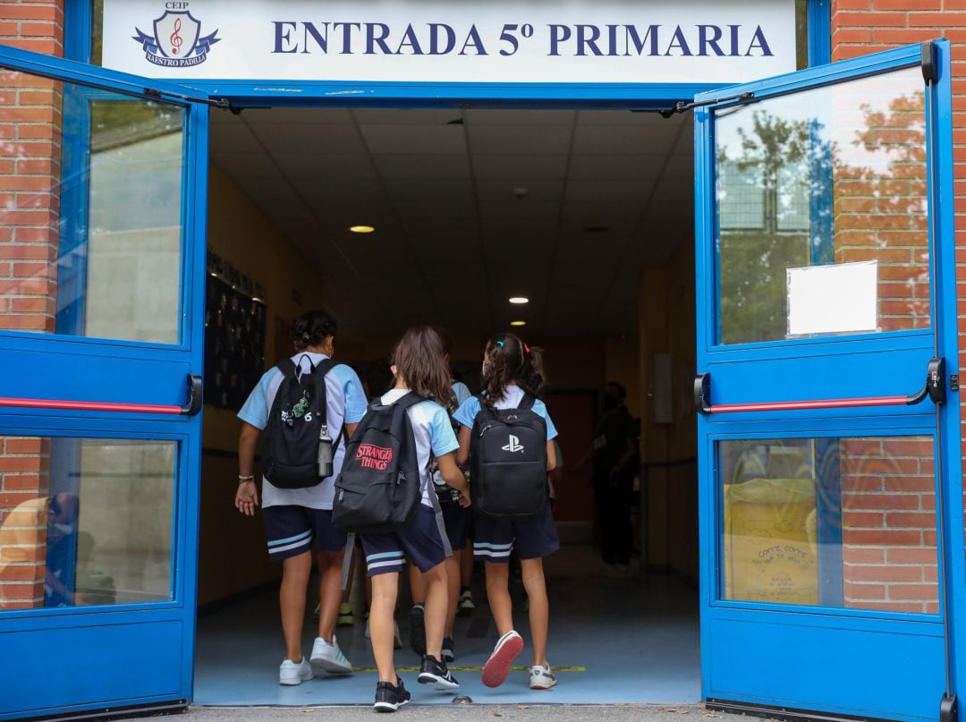 Un grupo de niños a las puertas del colegio Maestro Padilla en Madrid.