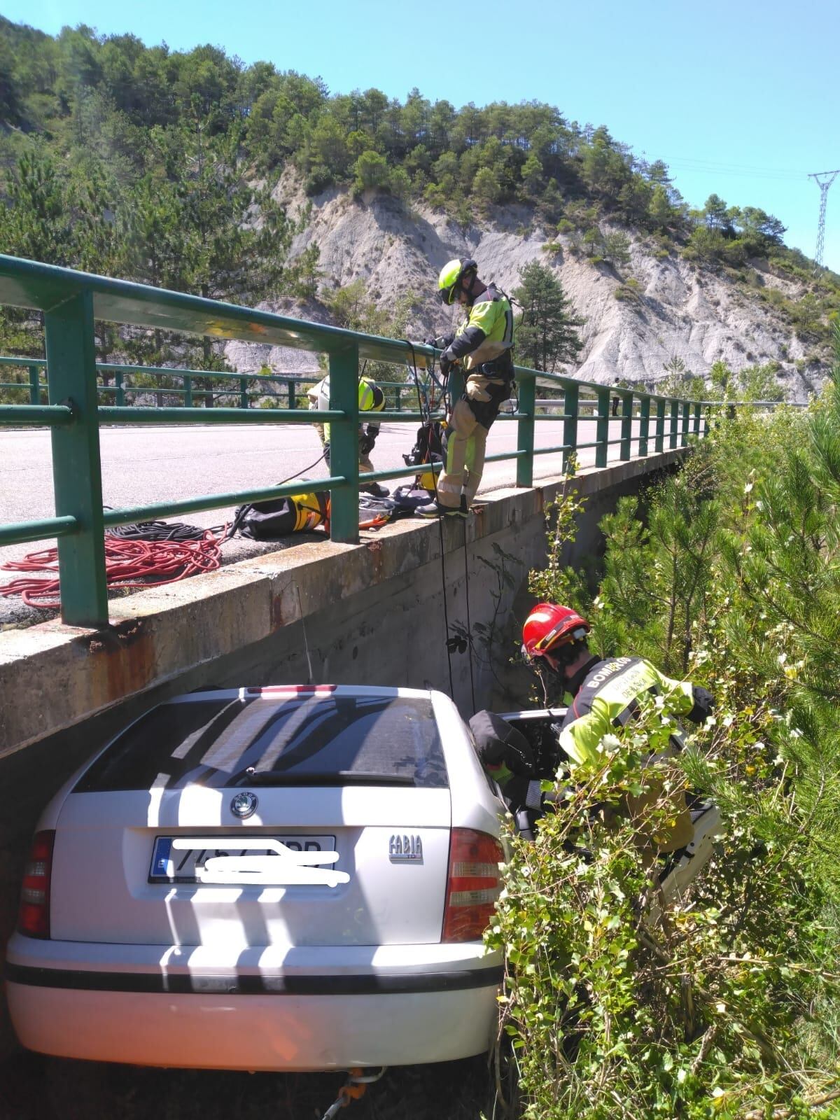 Momento del rescate del vehículo siniestrado