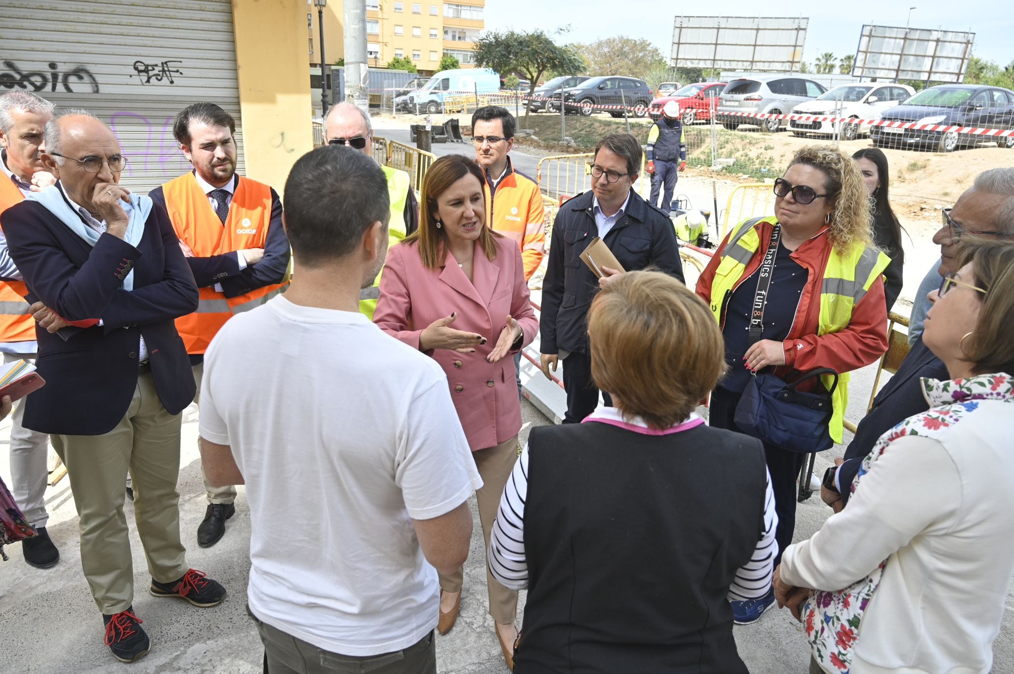 La alcaldesa de València, Maria José Catalá, visita el mercado de Torrefiel