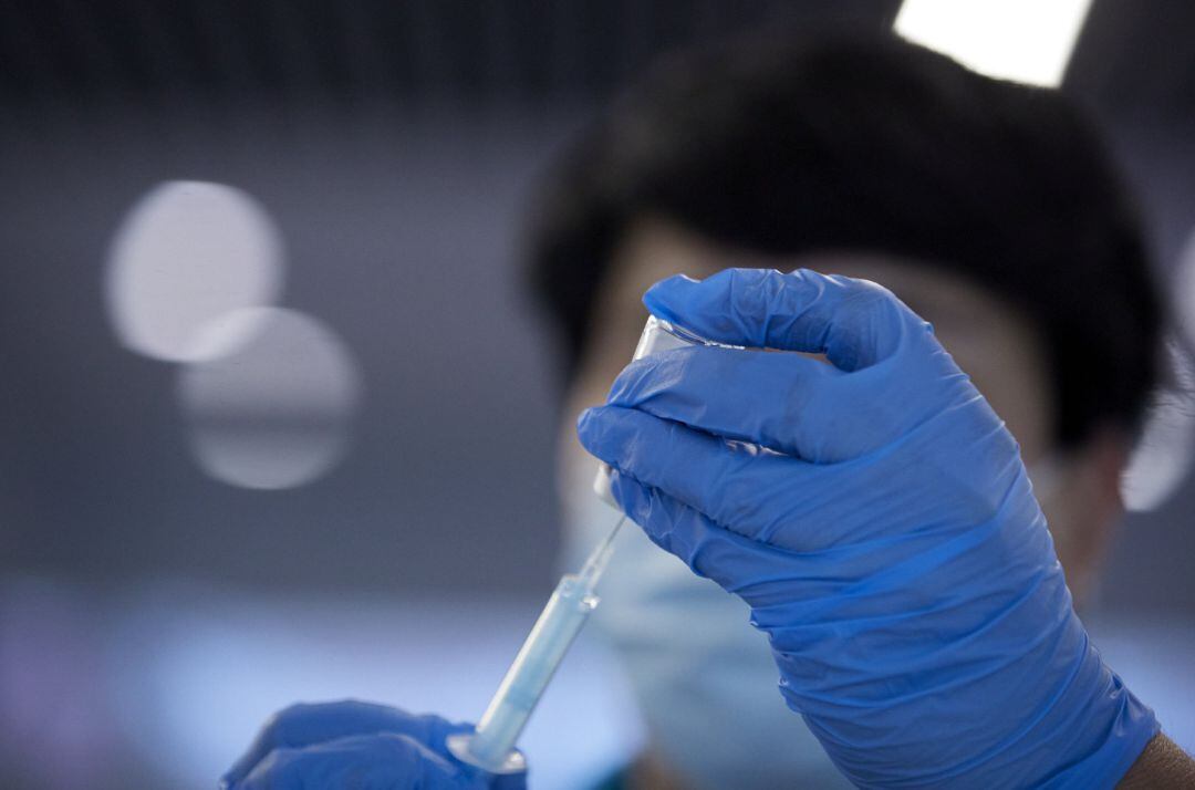 Una sanitaria prepara la vacuna contra el Covid-19 en el dispositivo puesto en marcha en las instalaciones del Wanda Metropolitano