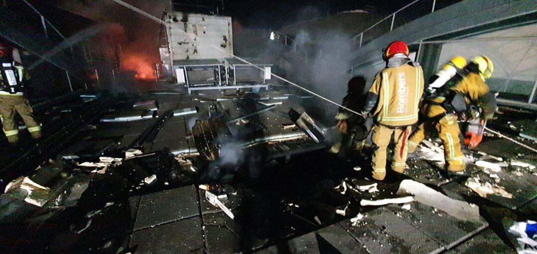 Los bomberos han dado por extinguido el incendio en el aeropuerto de Alicante - Elche