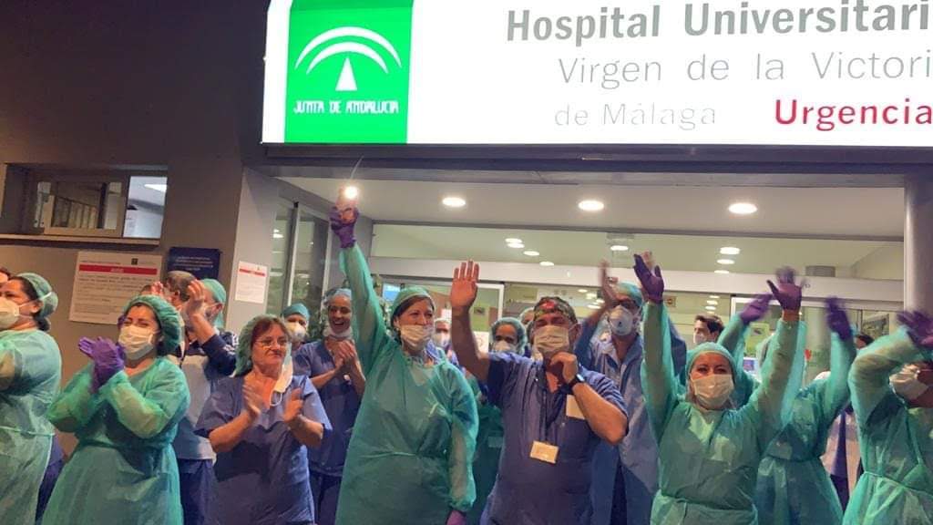 Foto de familia ante el hospital Clínico de Málaga en plena pandemia por el Covid